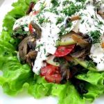 Салат из грибов c яблоком и помидорами