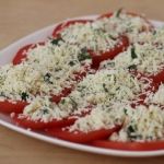 Помидоры с брынзой, чесноком и зеленью Помидоры с брынзой, чесноком и зеленью
