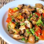 Теплый грибной салат с помидорами