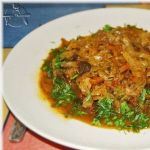 Тушеная капуста с мясом и грибами 