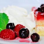 Бисквитное пирожное с кремом и фруктами