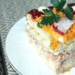 Салат с рыбой с крекерами