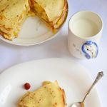 Блинный торт с яблоками, изюмом и бананами