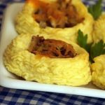 Картофельные гнездышки с грибами и сыром