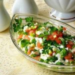 Салат с креветками, яйцом и фетой