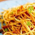 Спагетти с вялеными помидорами и чесноком