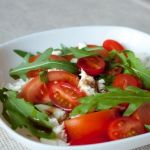Салат с помидорами, моцареллой и рукколой