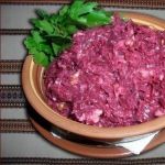 Свекольный салат с сыром и яйцом