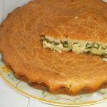 Заливной пирог с зеленым луком и яйцом