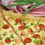 Открытый пирог с семгой, черри и моцареллой Открытый пирог с семгой, черри и моцареллой