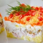 Салат из копченой курицы с сыром и орехами