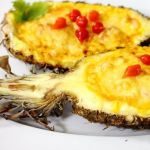 Креветки в ананасе с кокосовым молоком