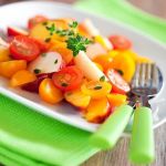 Салат с персиками и помидорами