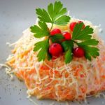 Салат из моркови с чесноком и сыром