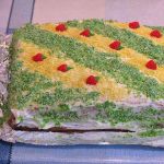 Бисквитный торт со сливками и сгущенкой