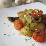 Запеченный картофель с грибами и томатами