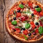 Пицца с ветчиной, грибами, моцареллой