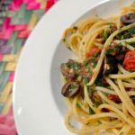 Спагетти с соусом из маслин и помидоров