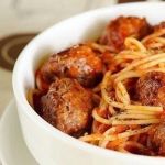 Спагетти с мясными шариками в соусе