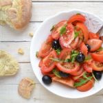 Помидорный салат с рукколой и маслинами